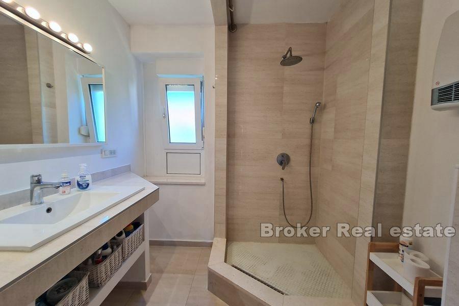 Meje, современная трехкомнатная квартира недалеко от моря