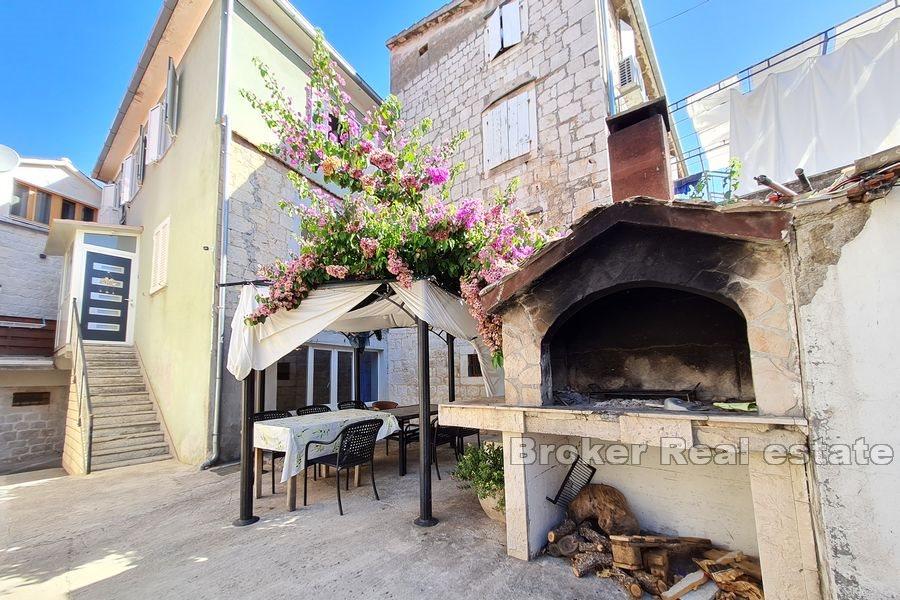 Steinhaus mit Hof in der Mitte