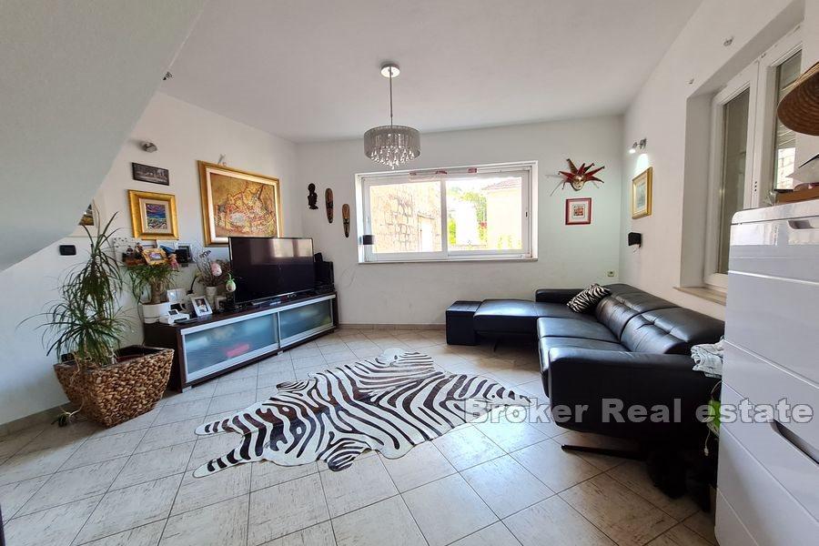 Kamenný dům s dvorem uprostřed