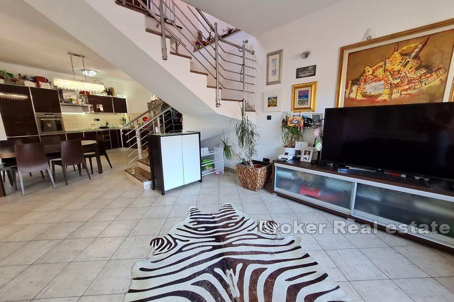 Kamenný dům s dvorem uprostřed