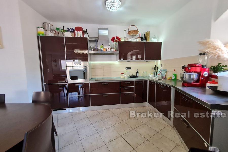 Kamenný dům s dvorem uprostřed