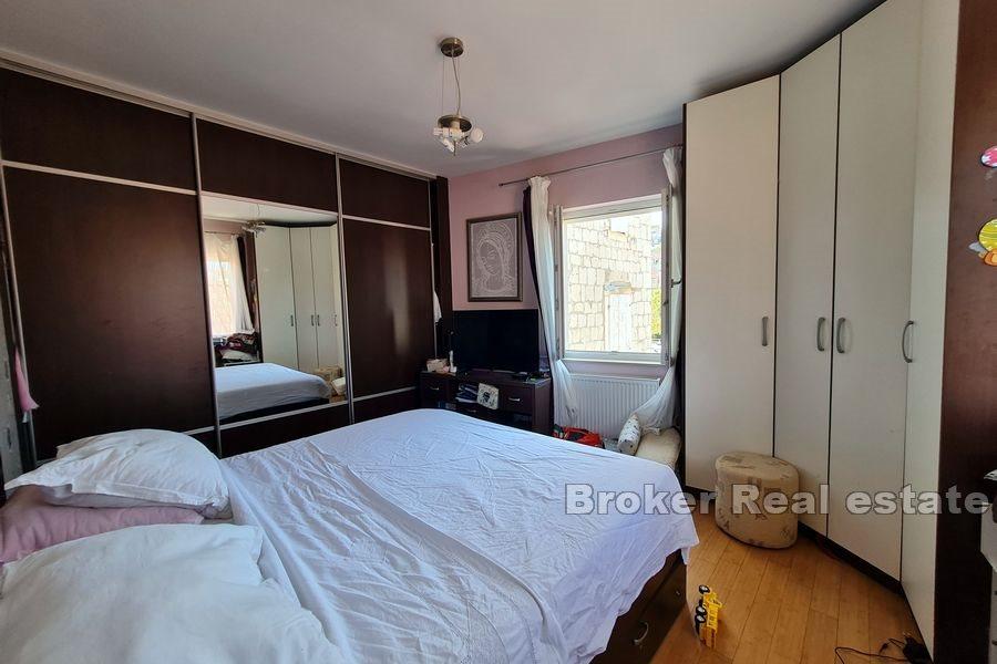 Stenhus med en gård i mitten