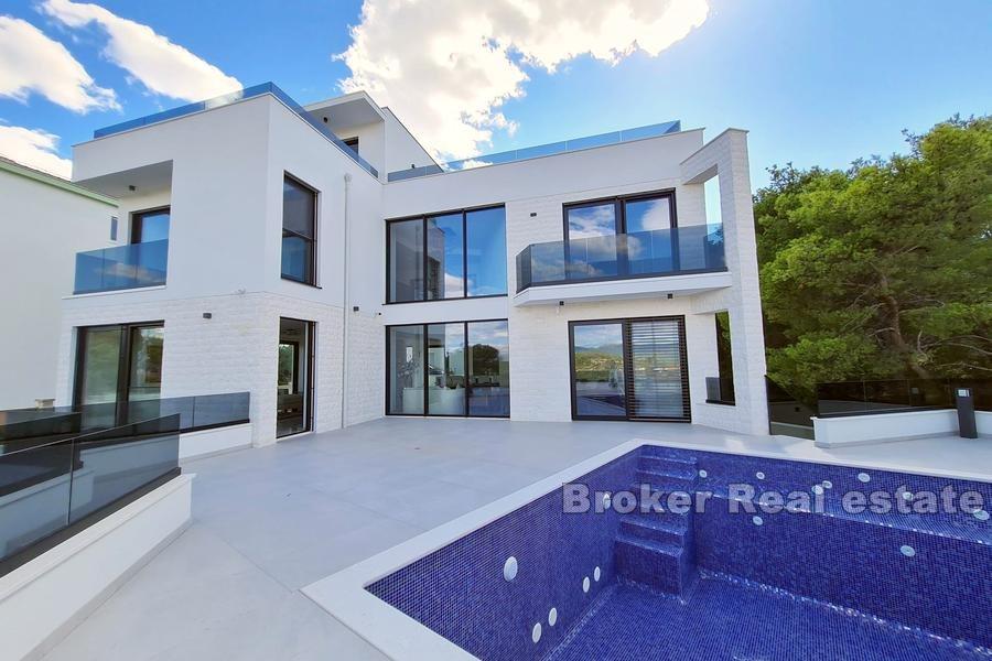 Neu gebaute Luxusvilla