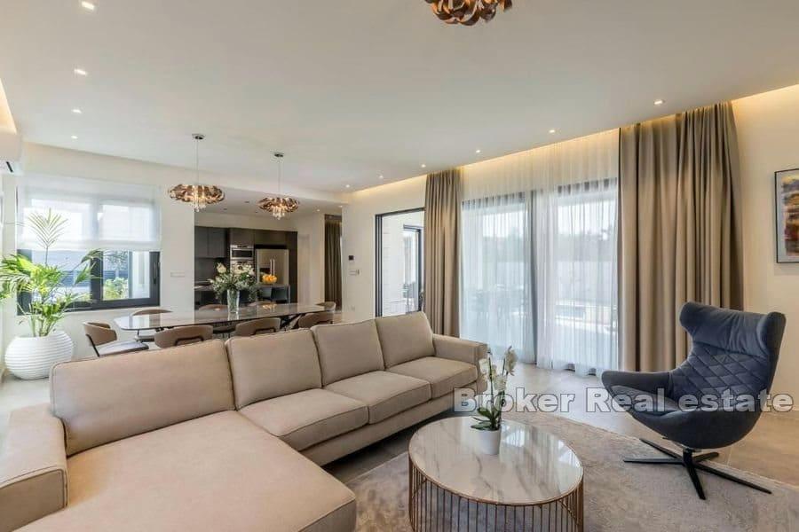 Luksusowy nowo wybudowany dom z basenem