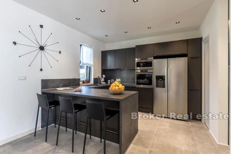 Luksusowy nowo wybudowany dom z basenem