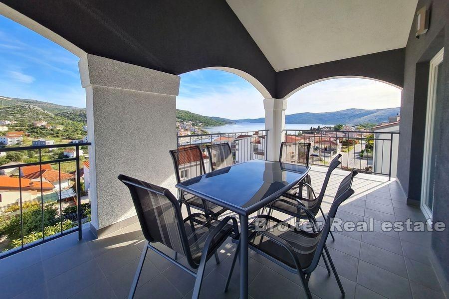 Eingerichtetes geräumiges Haus mit Blick auf das Meer