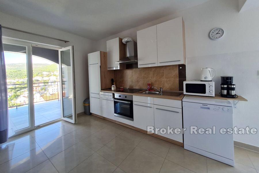 Decorated spacious house overlooking the sea