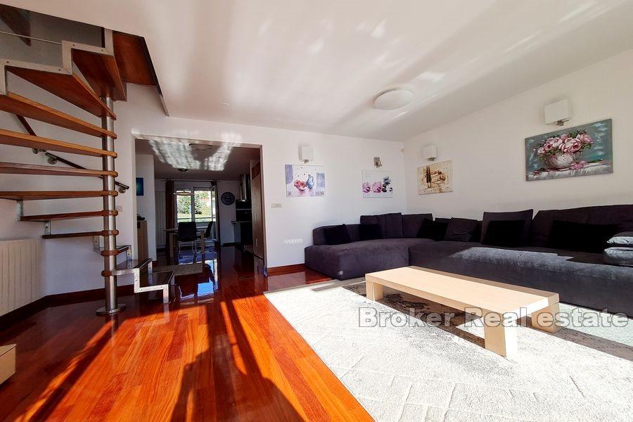 Žnjan, dvoetažan penthouse prvi red do mora