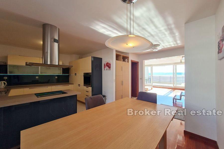 Žnjan, dwupoziomowy penthouse w pierwszym rzędzie do morza