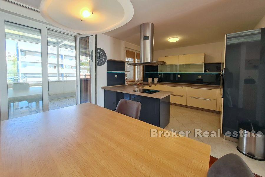 Žnjan, dvoetažan penthouse prvi red do mora