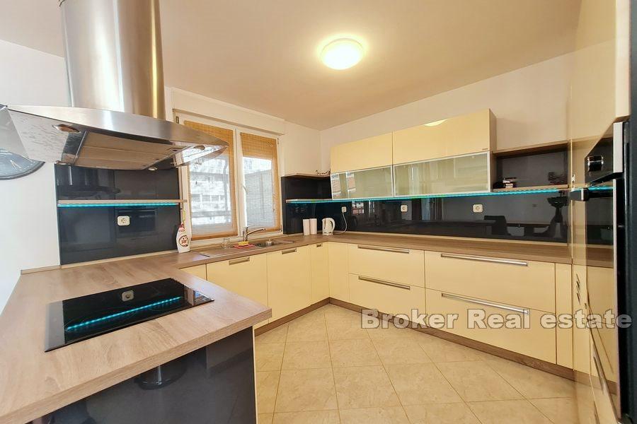 Žnjan, dvoetažan penthouse prvi red do mora