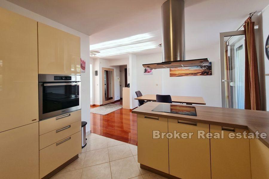 Žnjan, dvoetažan penthouse prvi red do mora