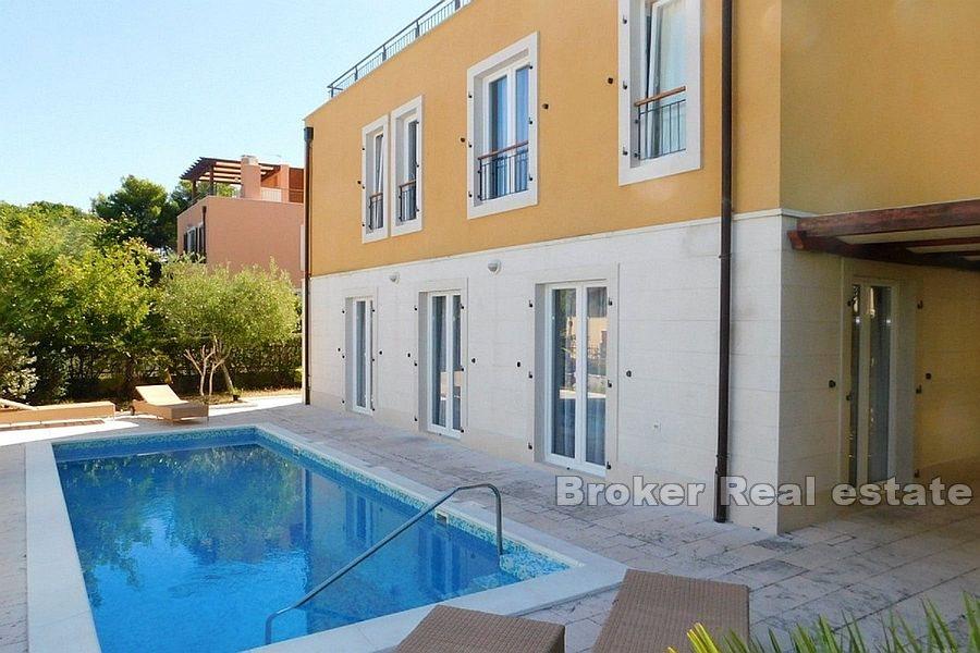 Casa moderna con piscina e vista mare