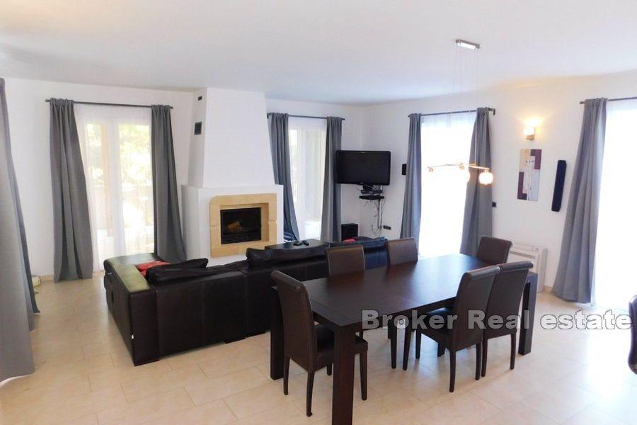 Moderna kuća s bazenom i pogledom na more