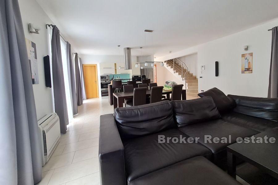 Moderna kuća s bazenom i pogledom na more