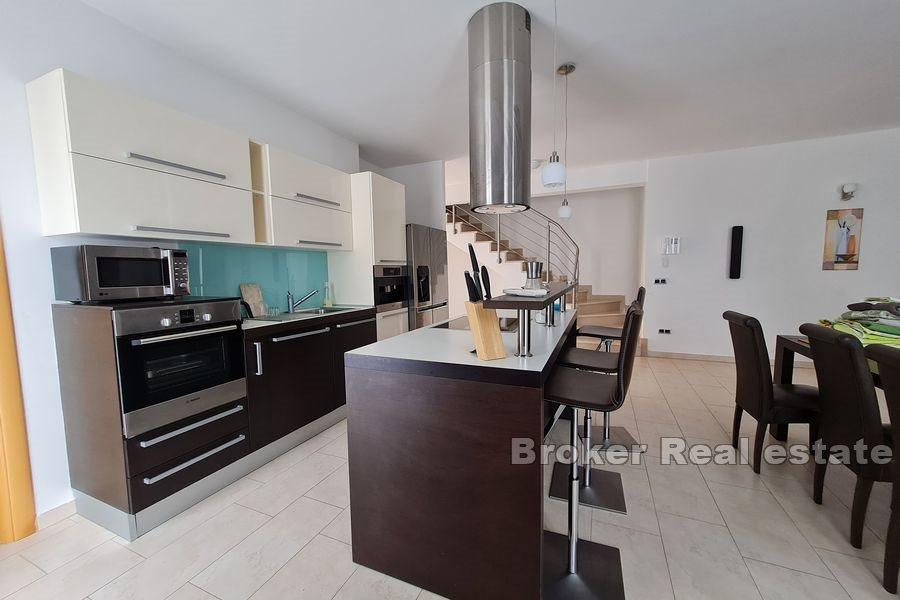 Moderna kuća s bazenom i pogledom na more