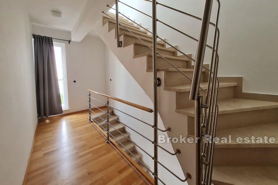 Moderna kuća s bazenom i pogledom na more