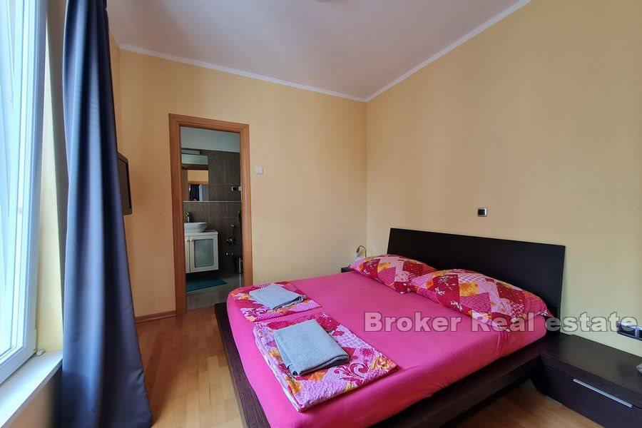 Moderna kuća s bazenom i pogledom na more