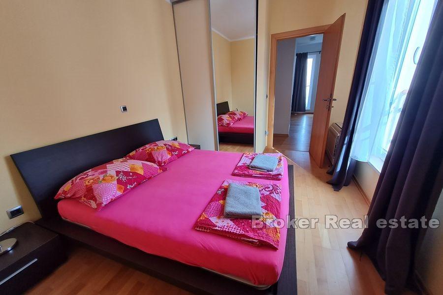 Moderna kuća s bazenom i pogledom na more