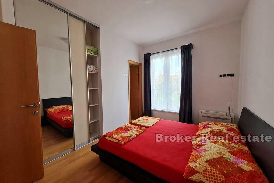 Moderna kuća s bazenom i pogledom na more