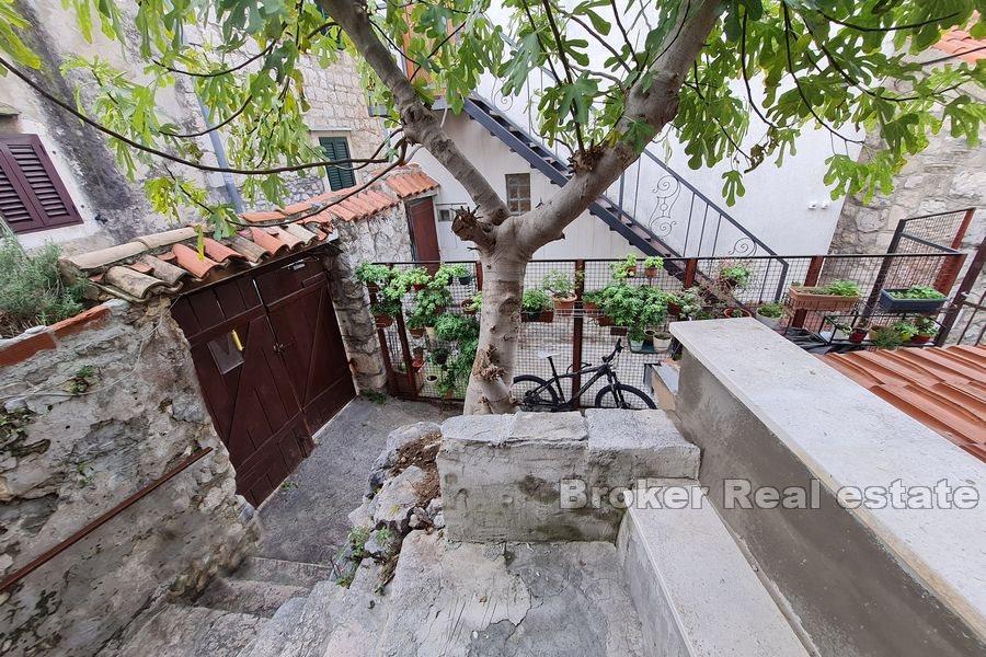 Dvoetažna kamena kuća u nizu