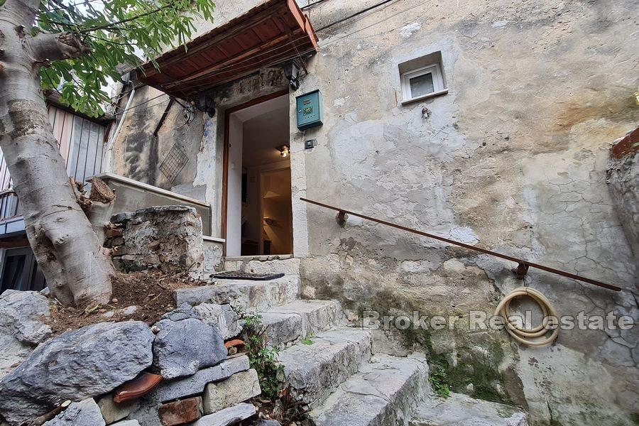 Dvoetažna kamena kuća u nizu