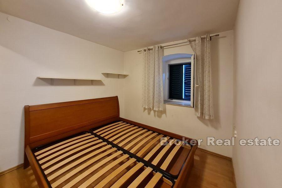 Двухуровневый каменный дом в ряду