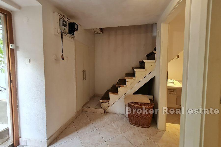 Двухуровневый каменный дом в ряду