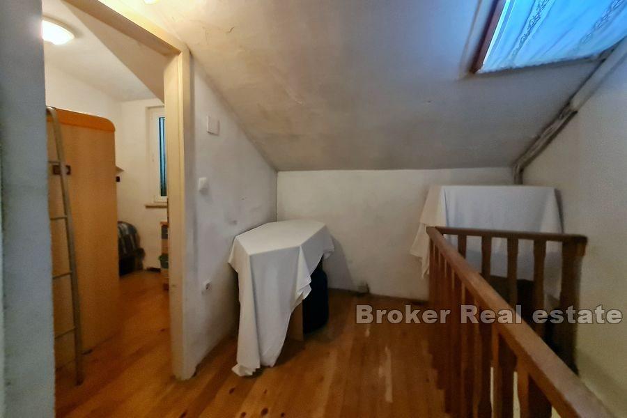 Dvoetažna kamena kuća u nizu