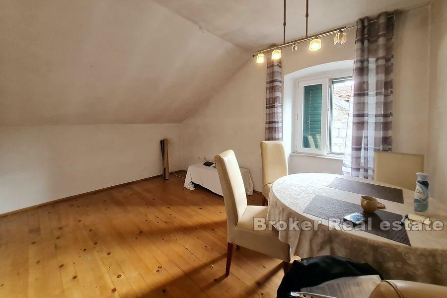 Dvoetažna kamena kuća u nizu