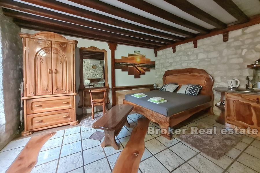 Maison indigène dalmate avec vue sur la mer