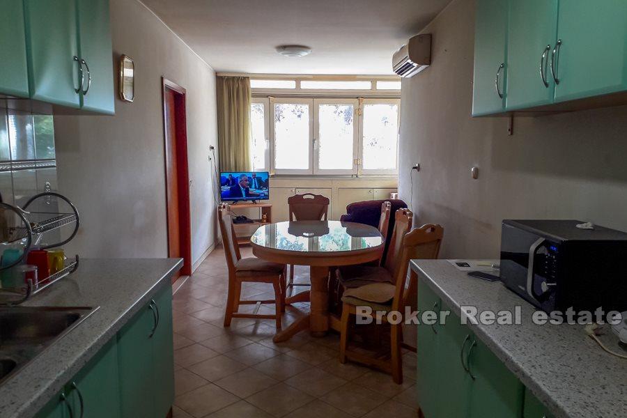 Comfortable four bedroom apartment in Trstenik