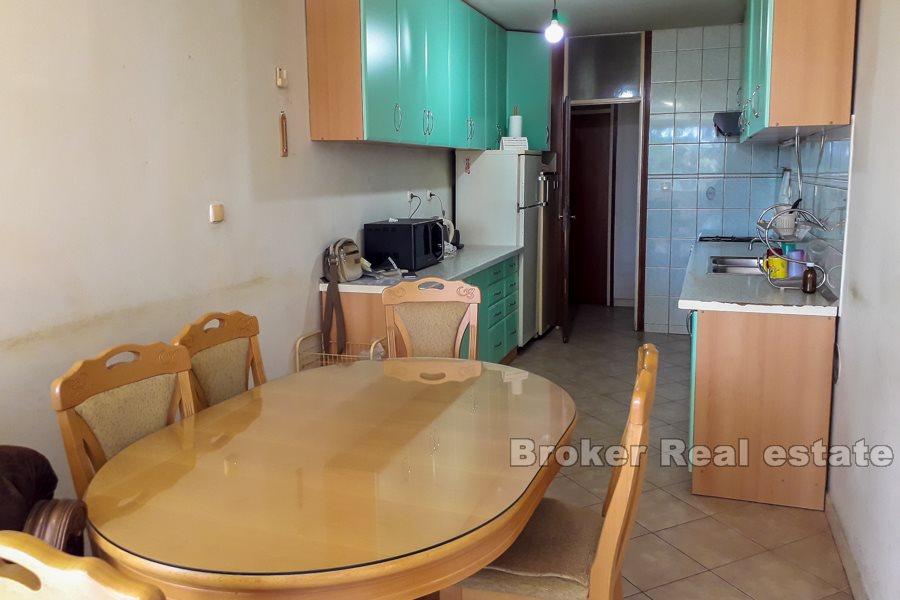 Comfortable four bedroom apartment in Trstenik