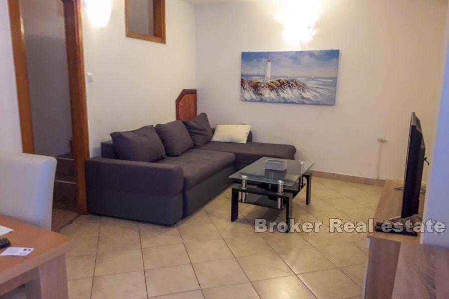 Hus i ett kvarter på två våningar, Varos