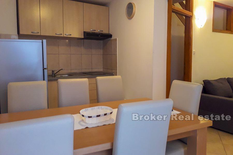 Casa in un blocco su due piani, Varos