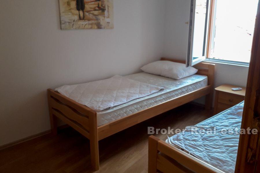 Hus i ett kvarter på två våningar, Varos