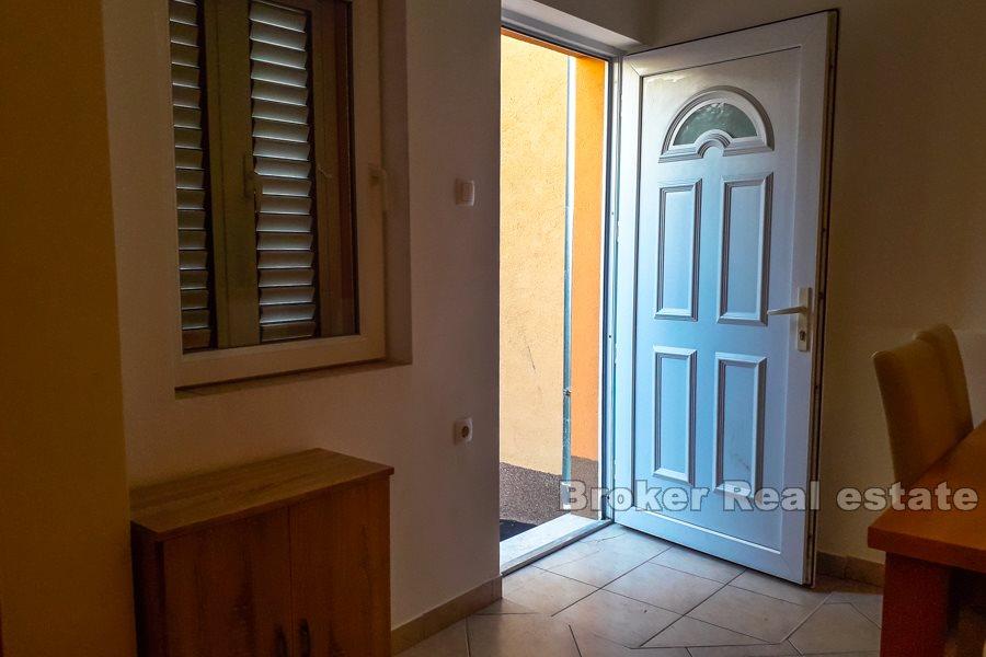 Casa in un blocco su due piani, Varos