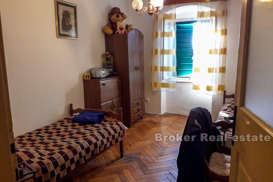 Center, 3-bedroom apartment with terrace