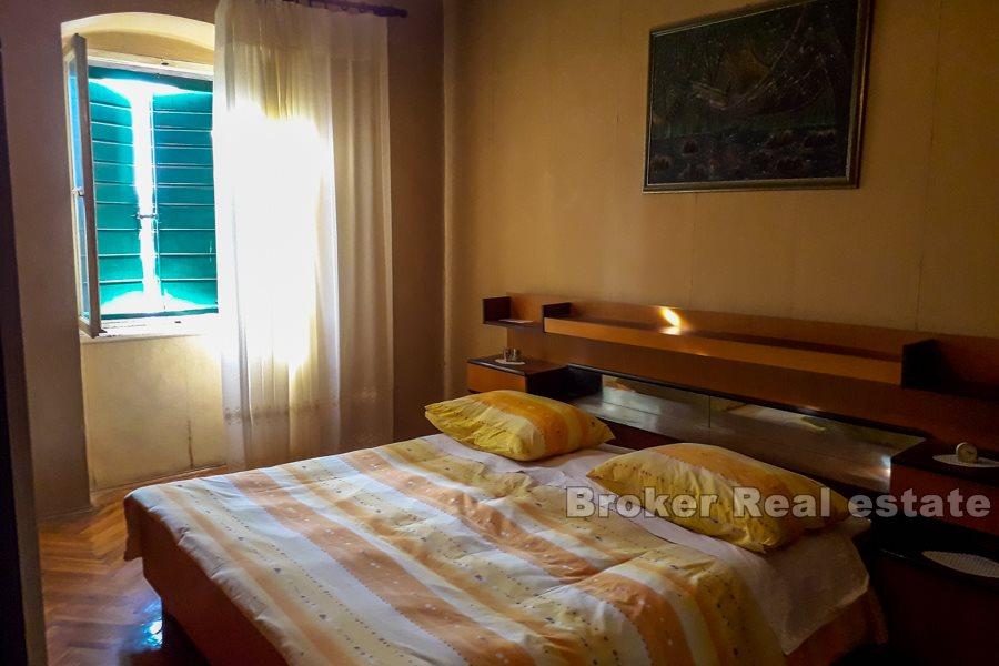 Center, 3-bedroom apartment with terrace