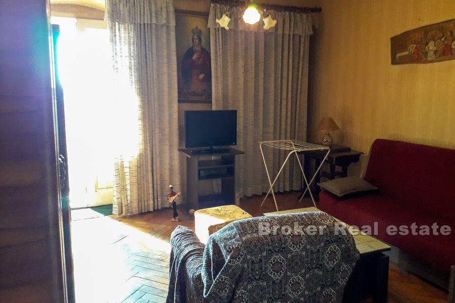 Center, 3-bedroom apartment with terrace