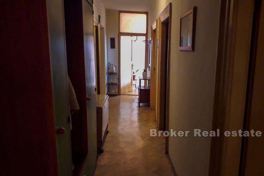 Center, 3-bedroom apartment with terrace