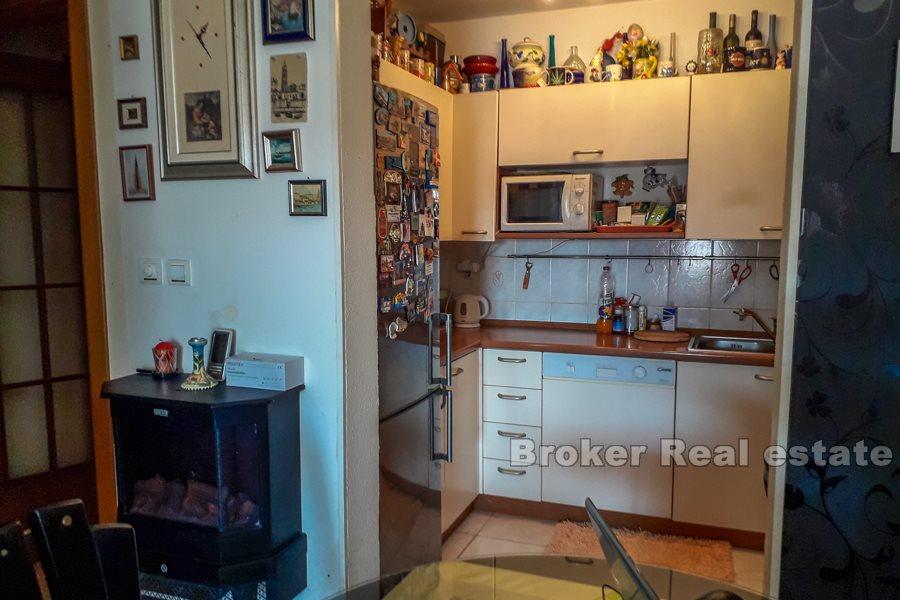 Pazdigrad, confortable appartement de trois chambres avec terrasse