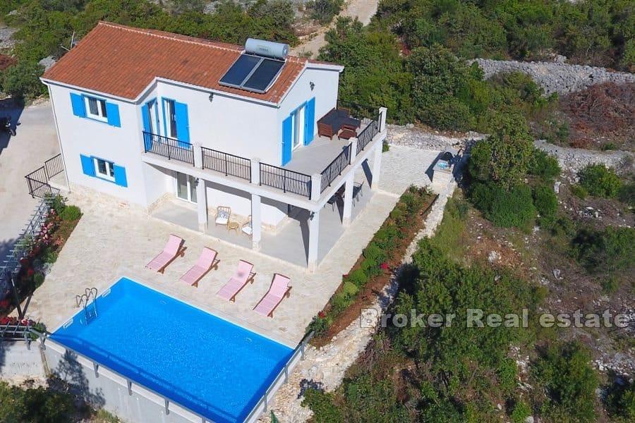 Hus med pool och havsutsikt