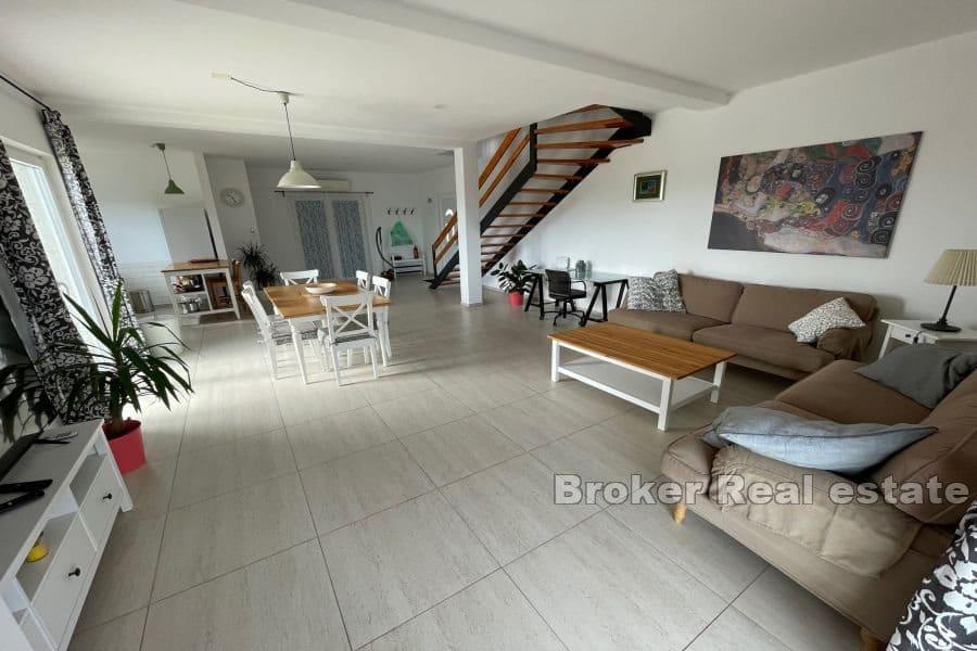 Hus med pool och havsutsikt