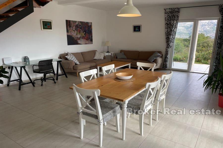 Hus med pool och havsutsikt