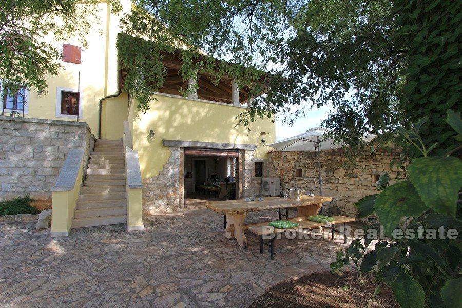 Domaine avec deux maisons et une piscine