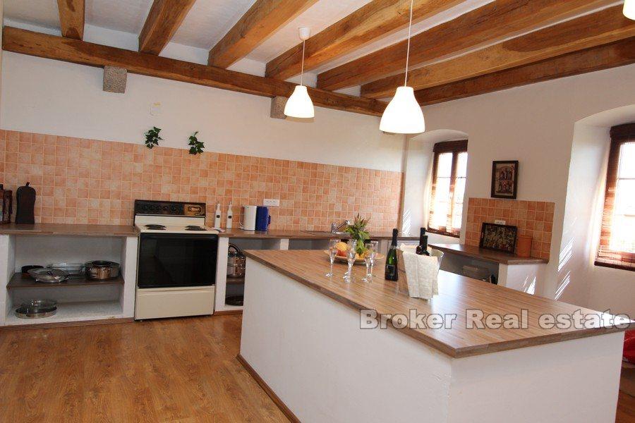 Osiedle z dwoma domami i basenem