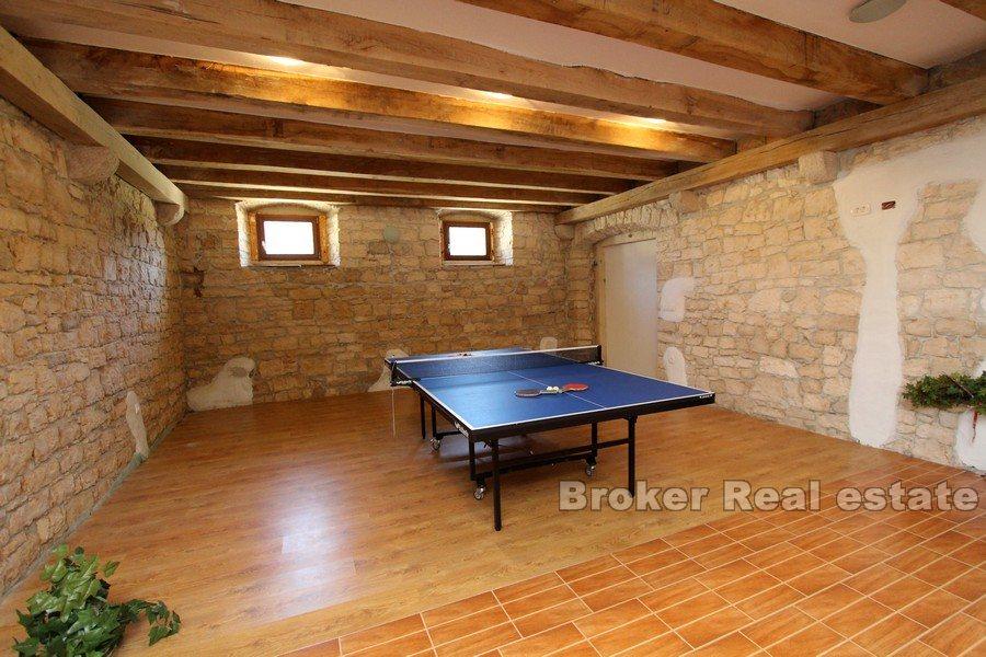 Osiedle z dwoma domami i basenem