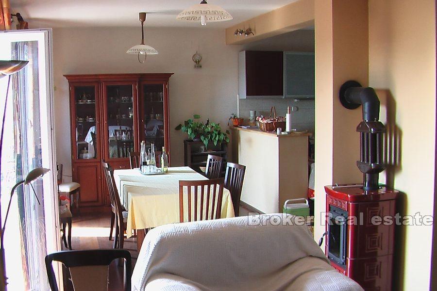 Kuća s tri jedinice i pogledom na more