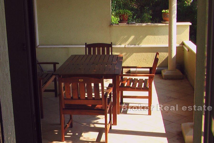 Kuća s tri jedinice i pogledom na more